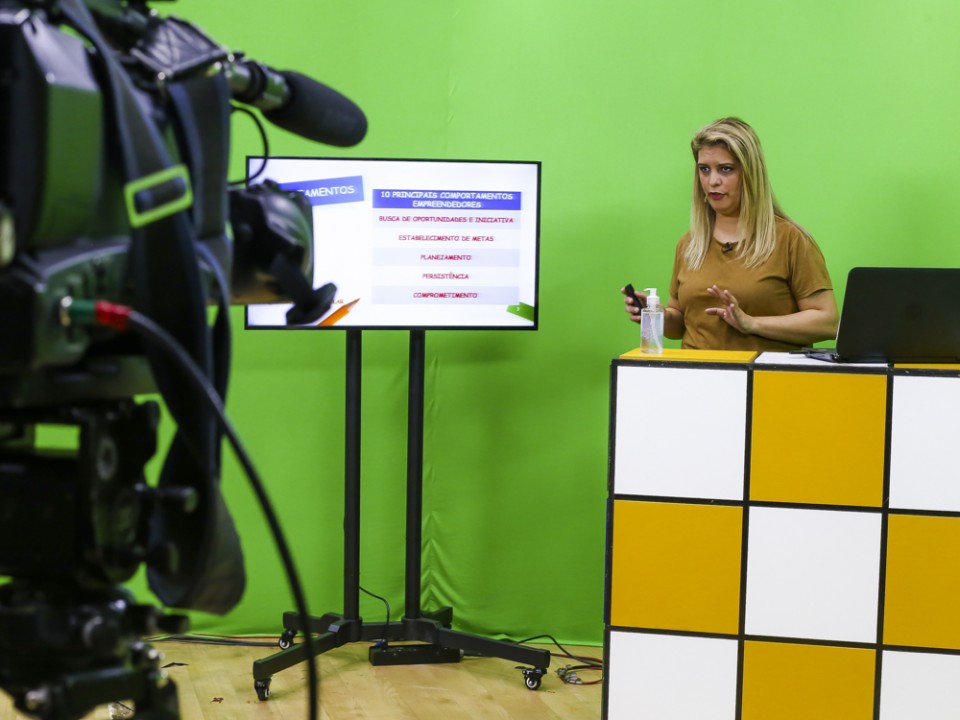 Prefeitura fecha parceria com TV Câmara para transmitir aulas da rede municipal em São José