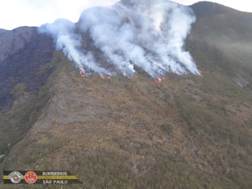 Bombeiros entram no quinto dia de combate ao incêndio na Serra da Mantiqueira