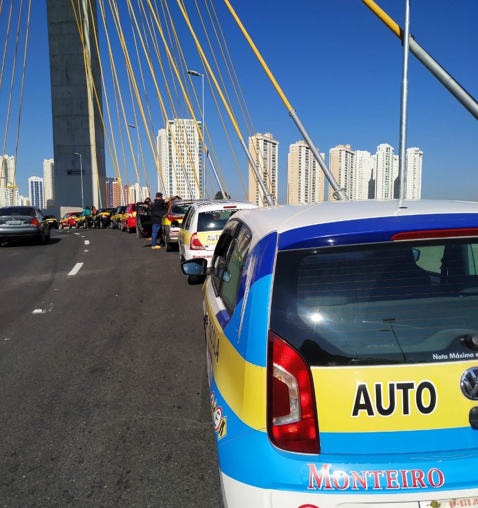 Autoescolas de São José dos Campos realizam protesto no Arco da Inovação