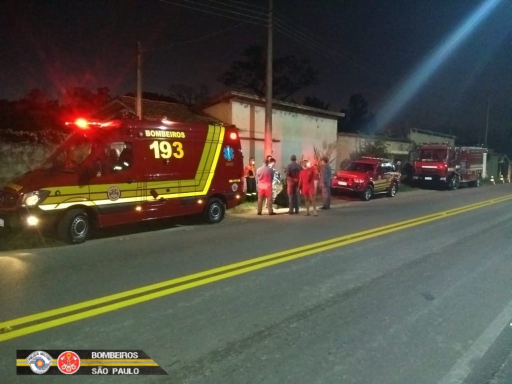 Avô e neto são resgatados após barco virar no Rio Paraíba, em Santa Branca