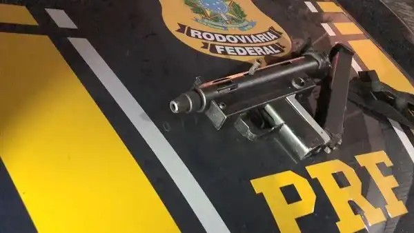 Homem é preso na Dutra em Jacareí, transportando submetralhadora