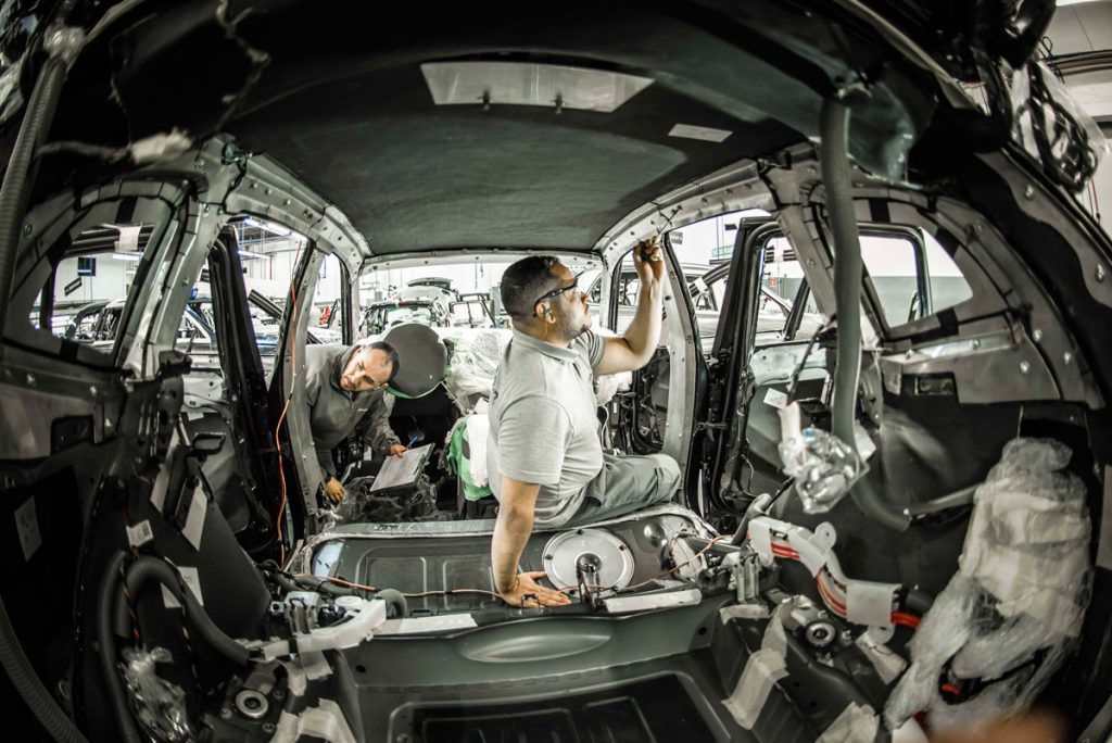 Seguimento de carros blindados se segura durante a pandemia