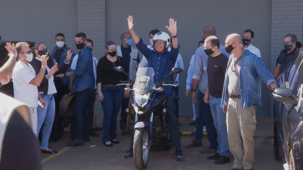 Presidente Jair Bolsonaro testa negativo para coronavírus e dá ‘passeio’ de moto em Brasília