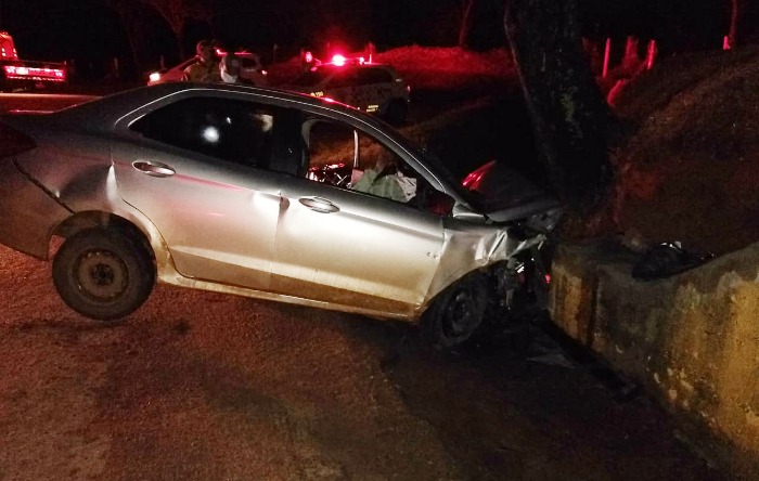 Homem morre em colisão contra estrutura de viaduto em Pindamonhangaba