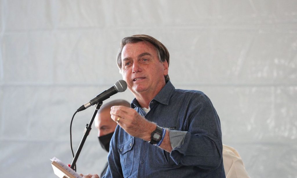 Auxílio é “pouco para quem recebe e muito para quem paga”, diz Bolsonaro