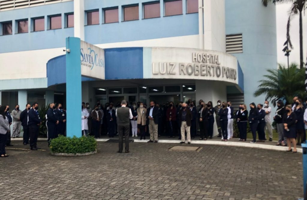 Funcionários da Santa Casa de São José dos Campos prestam homenagem a colegas que morreram por Covid-19