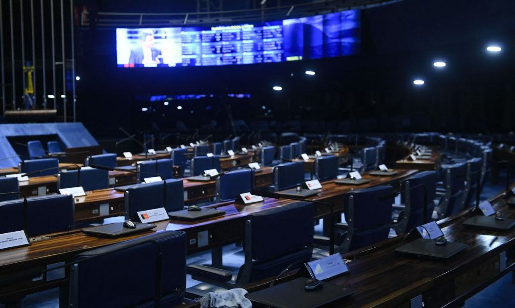 Senado derruba veto de Bolsonaro que impedia reajuste salarial aos servidores; Guedes vê ‘crime’ na decisão