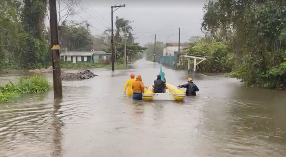 Chuva provoca alagamentos na costa sul de São Sebastião