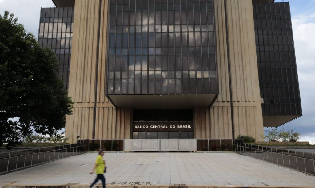 Mercado prevê retração da economia em 5,28% este ano