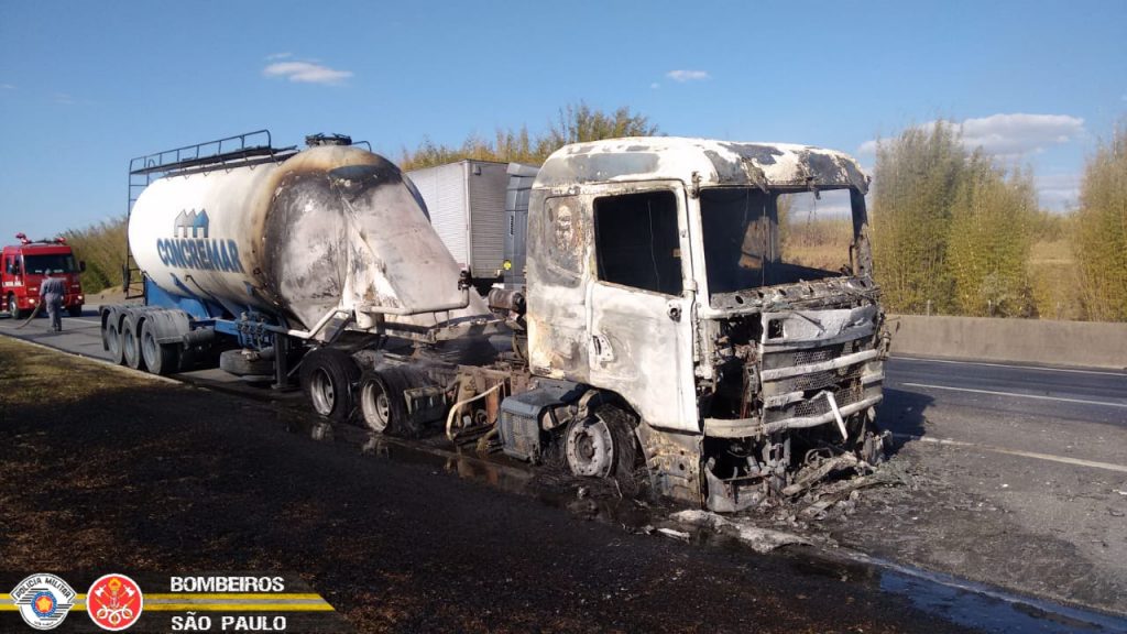 Caminhão pega fogo na Rodovia Dutra