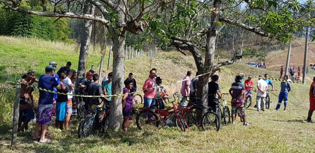 Caminhão carregado de carne tomba na Dutra em Cachoeira Paulista