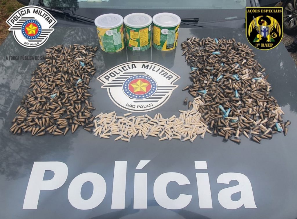Baep prende homem transportando drogas e explosivos na Floriano Rodrigues Pinheiro em Pindamonhangaba