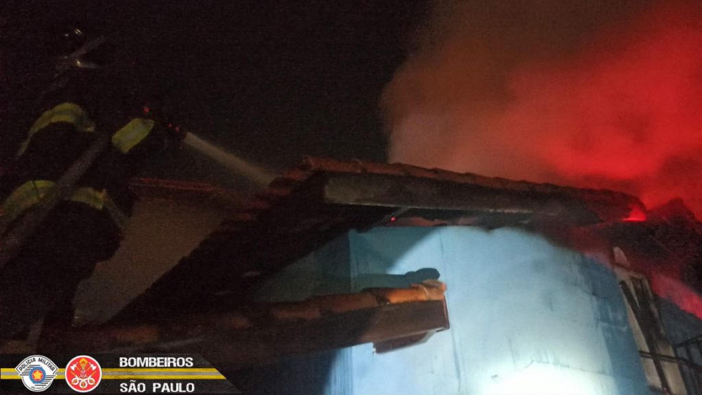 Incêndio em residência na zona sul de São José dos Campos mobiliza cinco viaturas dos Bombeiros