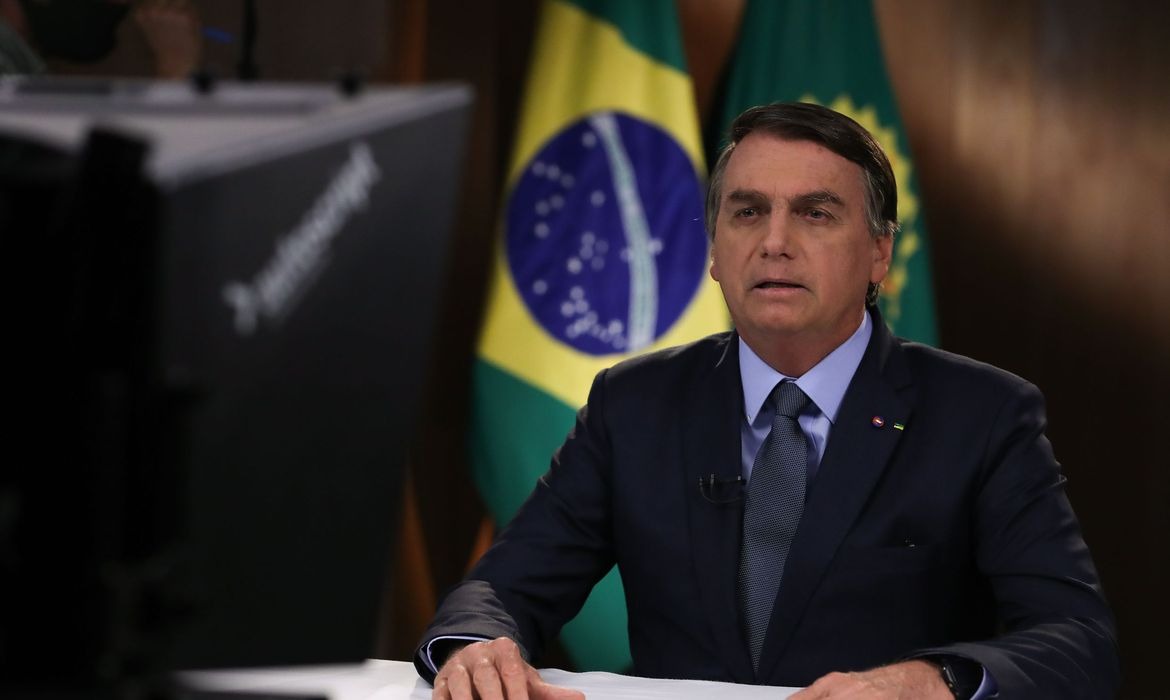 Bolsonaro passa por cirurgia para retirar cálculo na bexiga