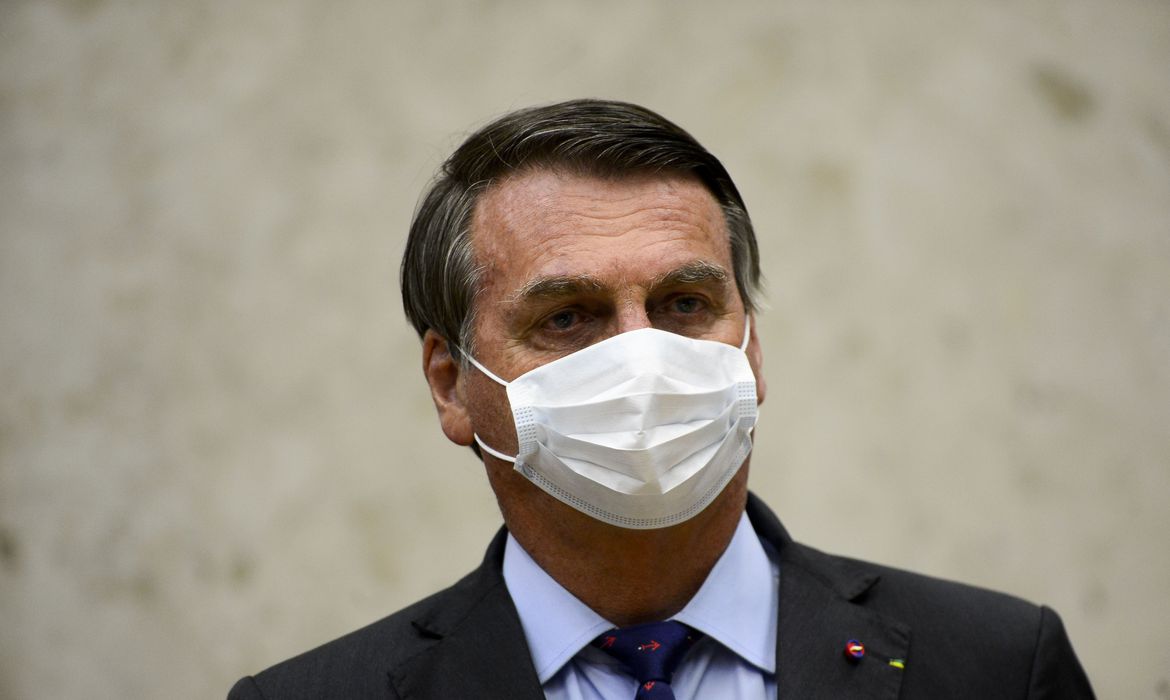 Brasil vai comprar qualquer vacina certificada pela Anvisa, diz Bolsonaro