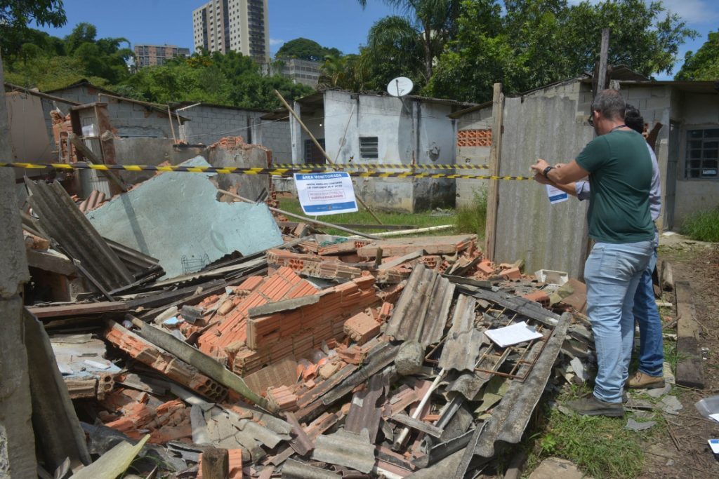 Prefeitura de São José dos Campos realiza operação de demolição em terreno na zona norte