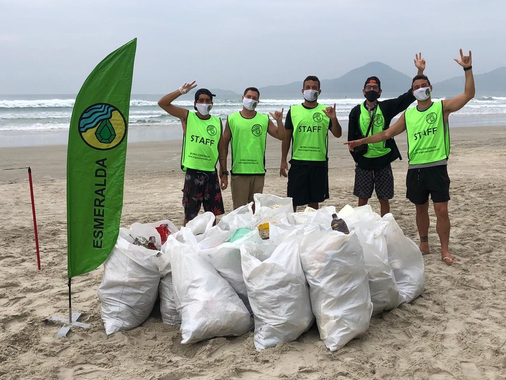 Após feriado de Independência, voluntários retiram 360 kg de lixo da Praia Grande em Ubatuba
