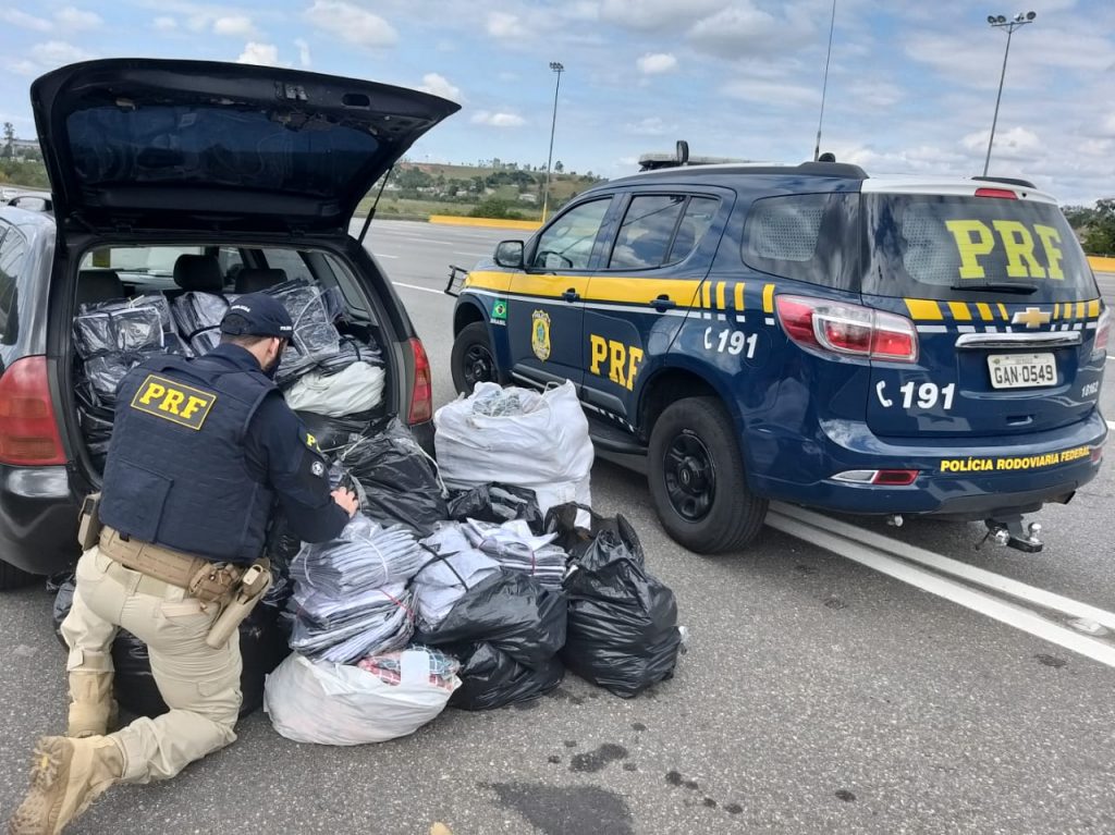 PRF apreende roupas falsificadas na Dutra em Jacareí