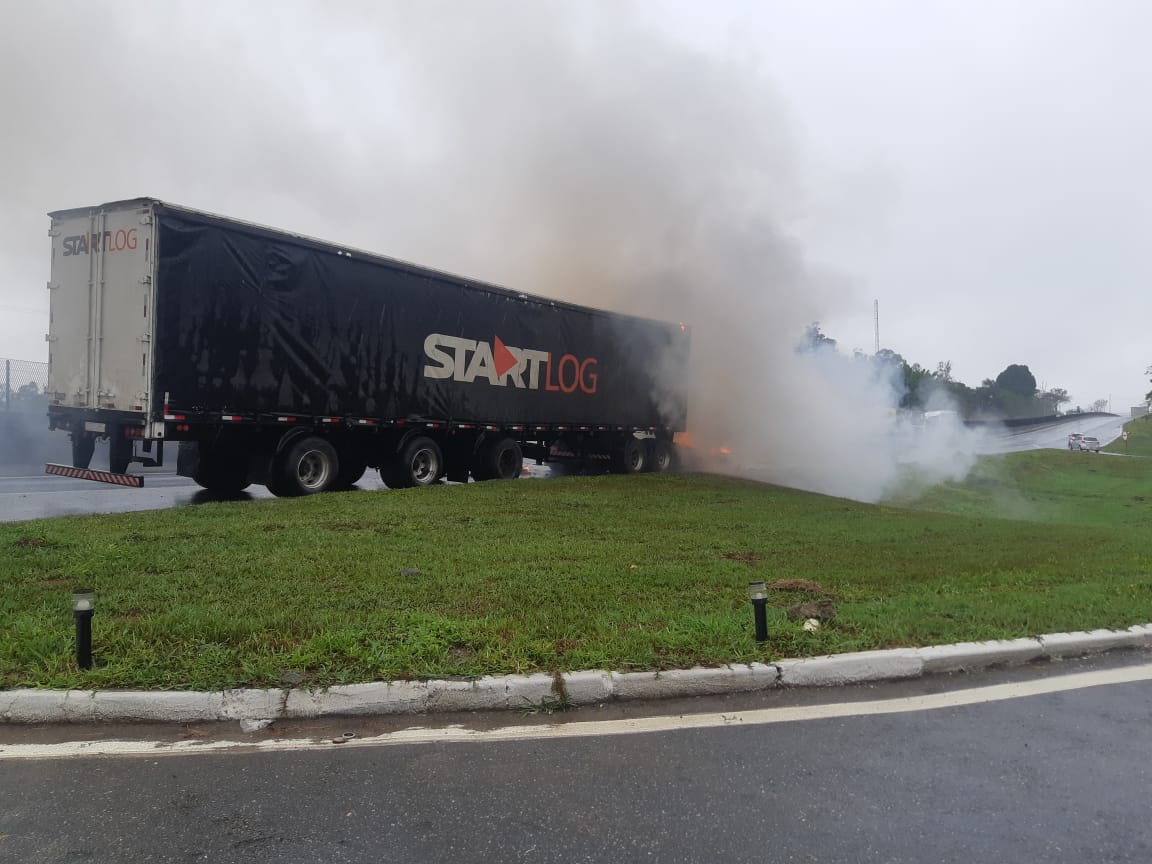 Caminhão pega fogo e via Dutra é bloqueada por quase 1h em Guaratinguetá