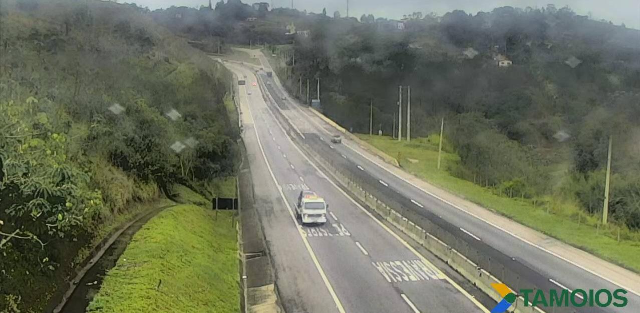 Trecho de Serra da Rodovia dos Tamoios permanece bloqueado após 22 horas
