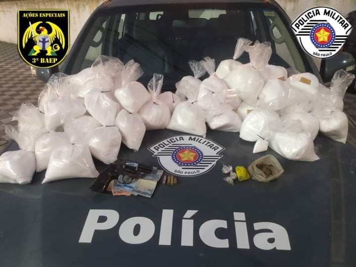 Polícia Militar prende duas mulheres com arma e drogas em Jacareí