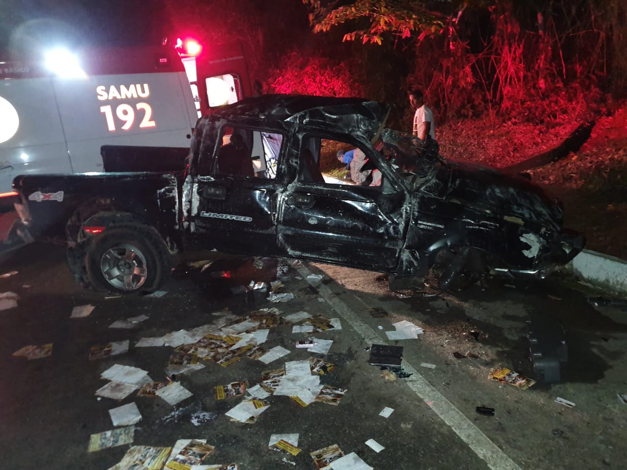 Homem morre após bater caminhonete em pedras que deslizaram da encosta na Rio-Santos em Ubatuba