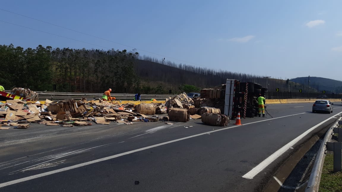 Caminhão com papelões tomba na rodovia Presidente Dutra em Lavrinhas