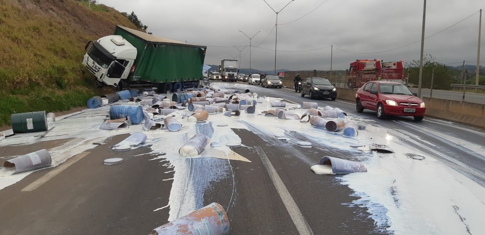 Colisão entre dois caminhões derruba cola na pista da Rodovia Fernão Dias, em Atibaia, e causa lentidão