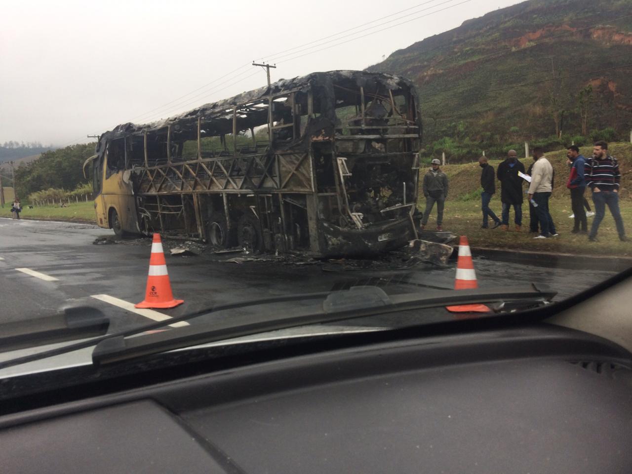 Ônibus pega fogo na Dutra em Pindamonhangaba