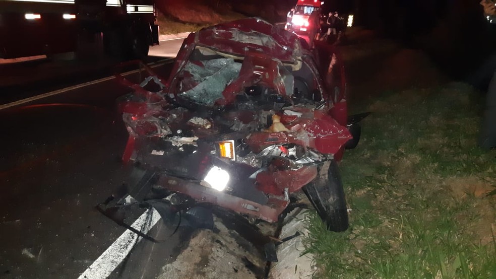 Carro fica destruído após acidente na BR-459 em Piquete