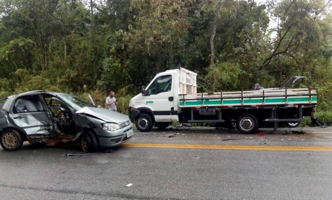 Duas pessoas ficam feridas após carro entrar na contramão na Rodovia Floriano Rodrigues Pinheiro