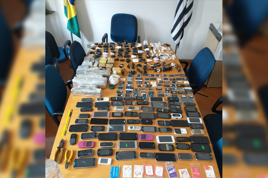 Agentes penitenciários apreendem 107 aparelhos celulares e drogas que seriam enviadas ao Pemano em Tremembé