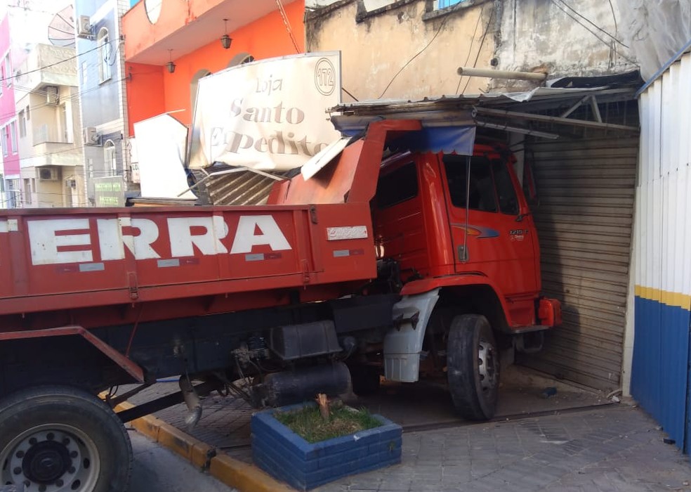 Caminhão perde freio em ladeira e colide com loja, em Aparecida