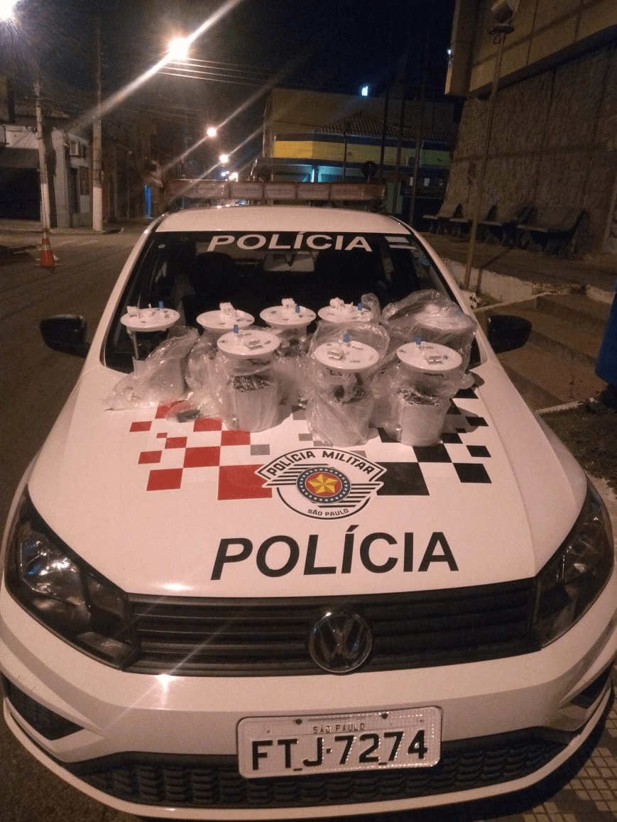 Dupla é presa furtando peças de carro em fábrica de Caçapava; material é avaliado em R$ 30 mil