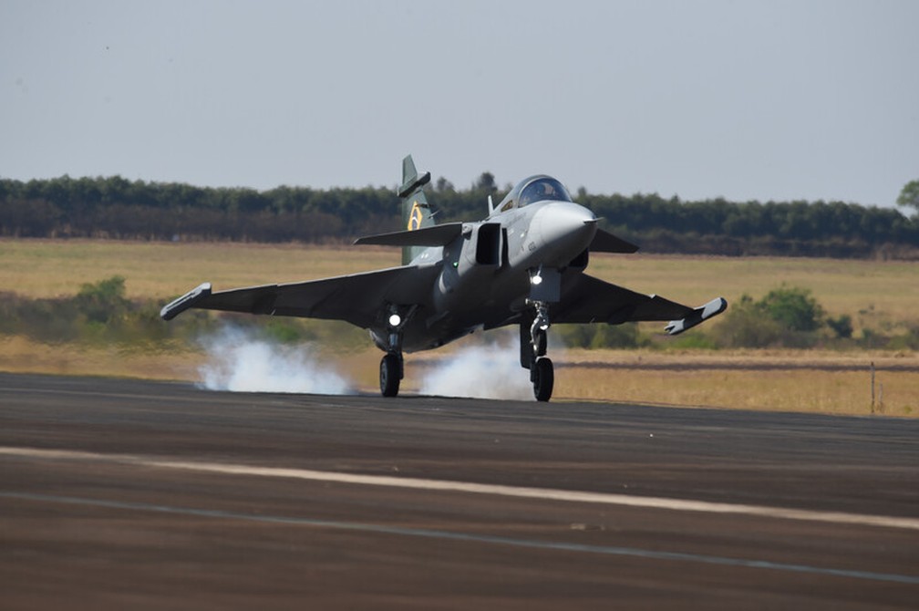 Caça Gripen pousa em Gavião Pexoto após realizar o primeiro voo no espaço aéreo brasileiro