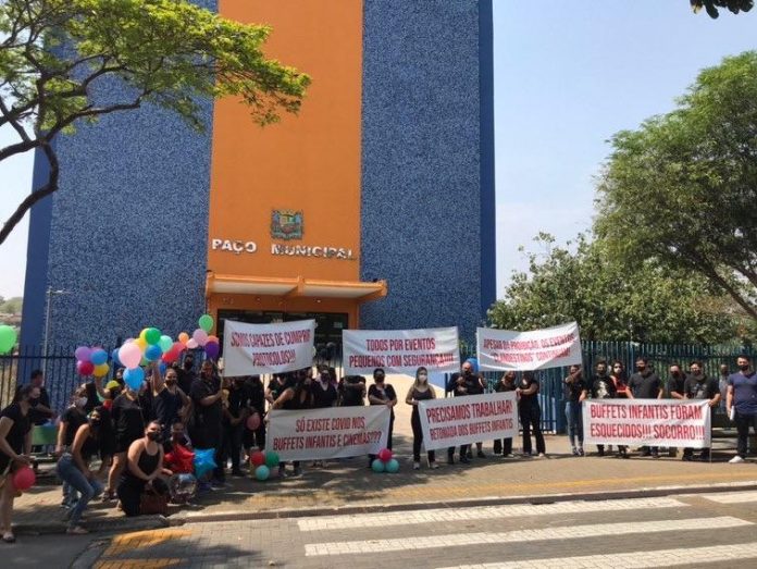Buffets infantis realizam novo protesto pela reabertura em São José dos Campos