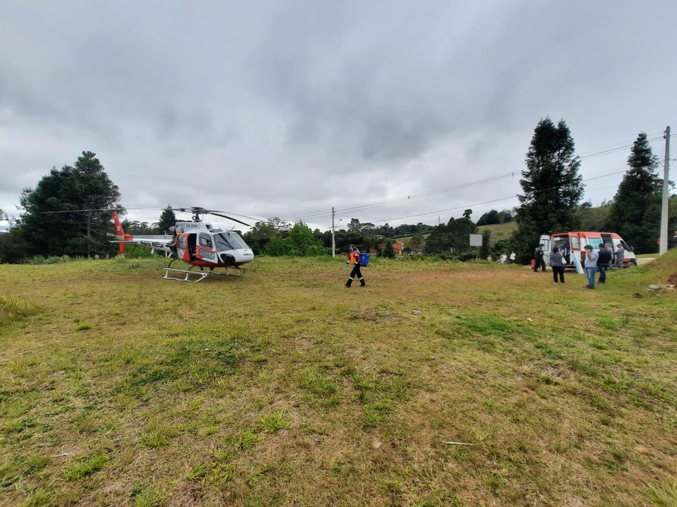 Homem é socorrido pelo helicóptero Águia após cair de laje de 4 metros em Campos do Jordão