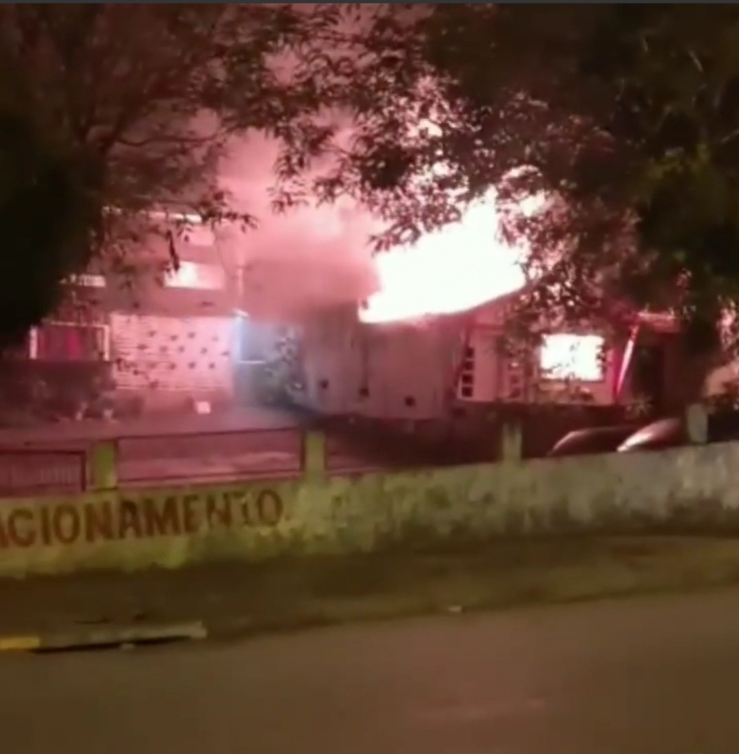 Incêndio destrói pizzaria em Campos do Jordão