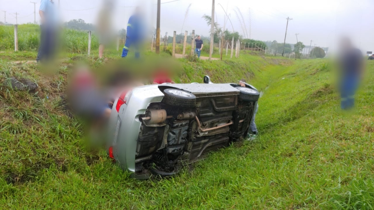 Dois romeiros são atropelados na Via Dutra em Pindamonhangaba