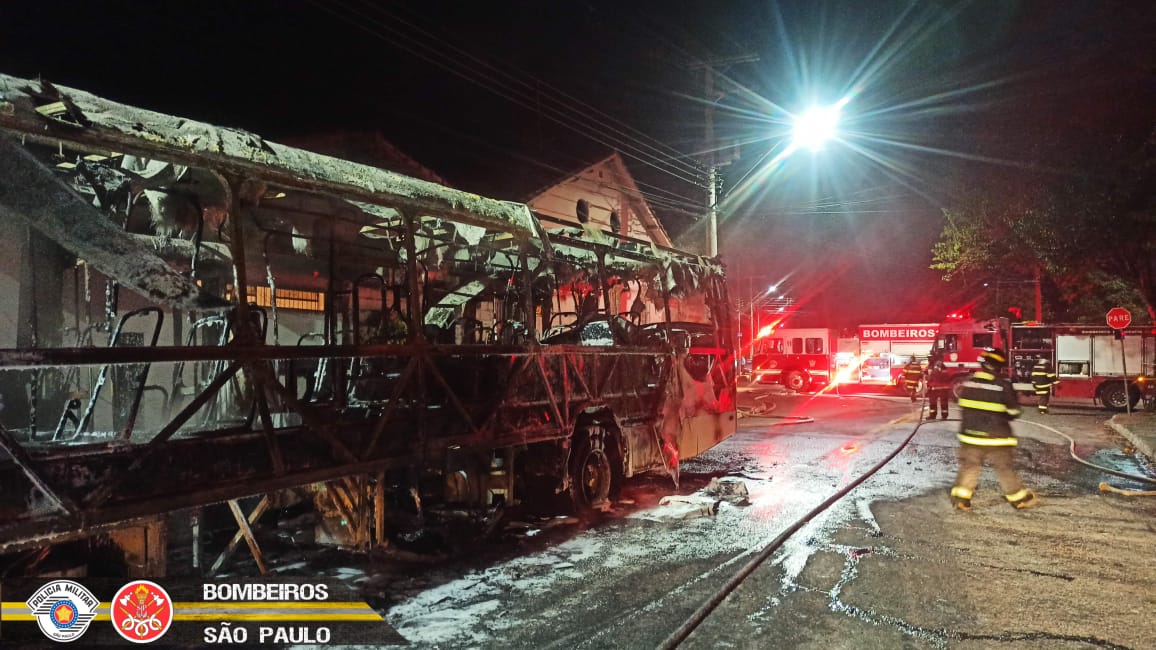 Ônibus é incendiado na zona sul de São José dos Campos