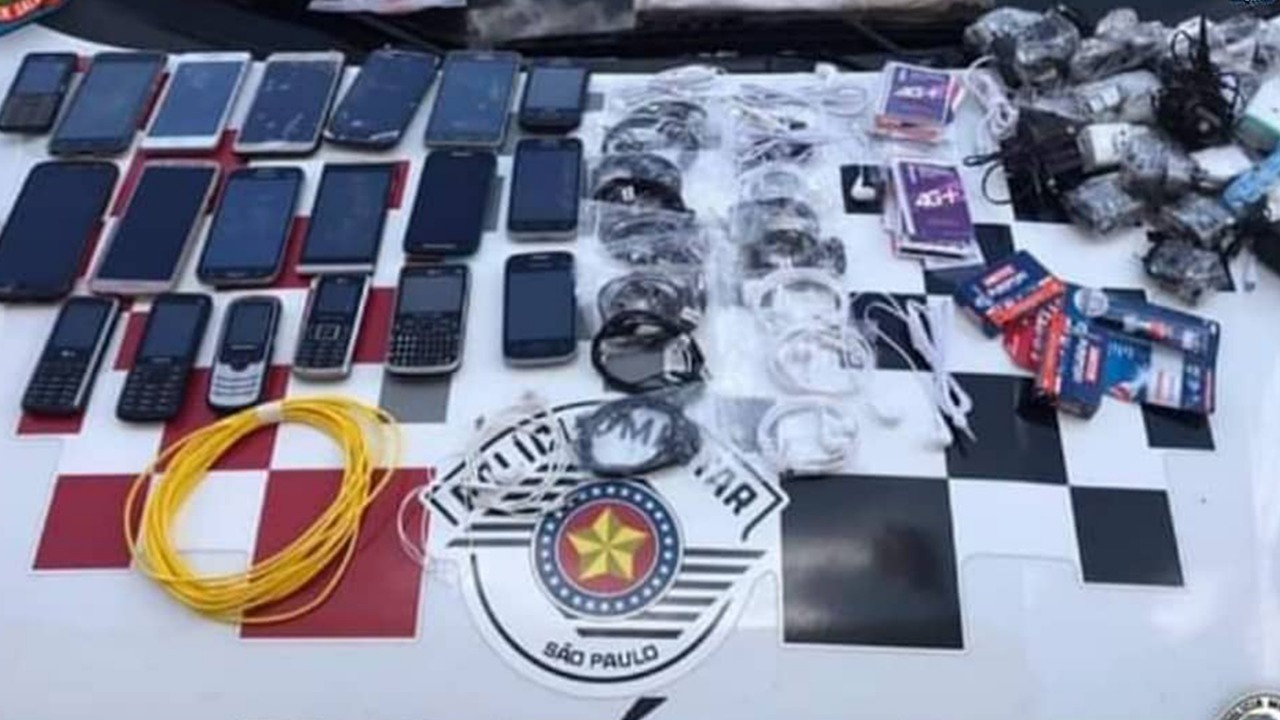Polícia Militar apreende mochila com drogas e celulares próxima ao PEMANO em Tremembé