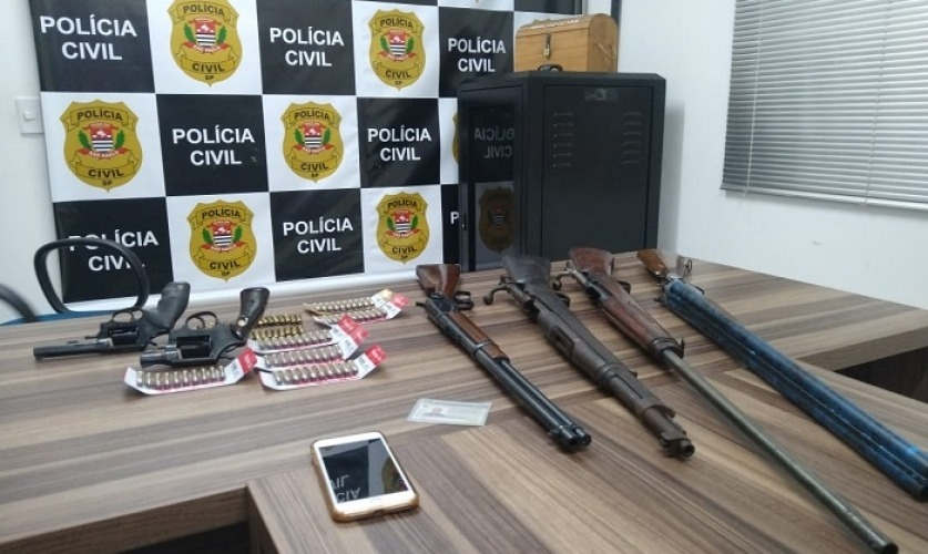 Polícia Civil descobre casa cheia de armas e munições em Ilhabela