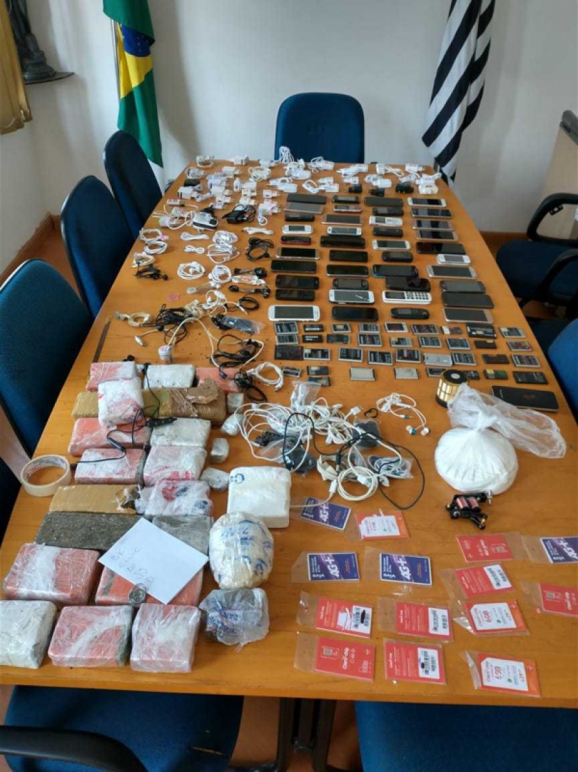 Agentes impedem o arremesso de grande quantidade de drogas e eletrônicos no CPP de Tremembé