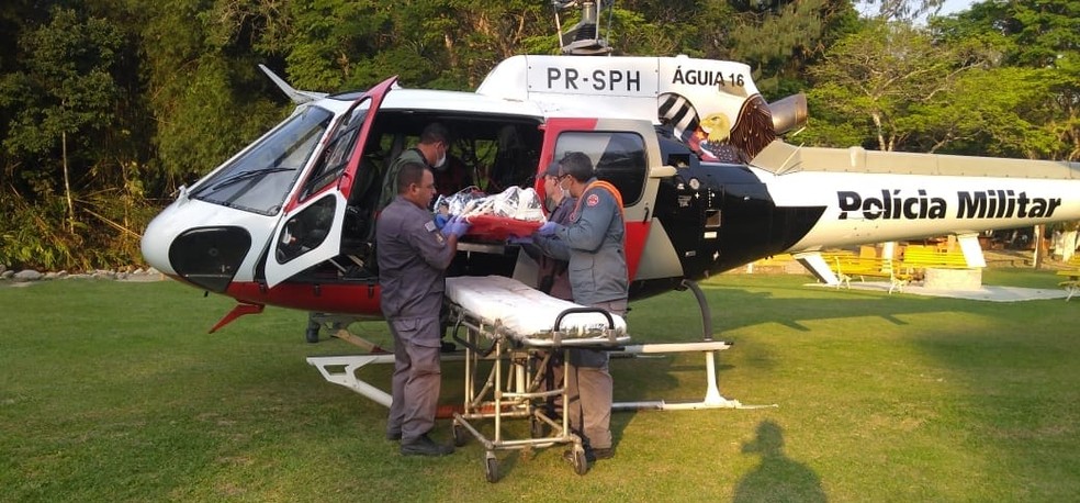 Mulher sofre queda na Cachoeira do Búfalo e é resgatada pelo Águia em Pindamonhangaba