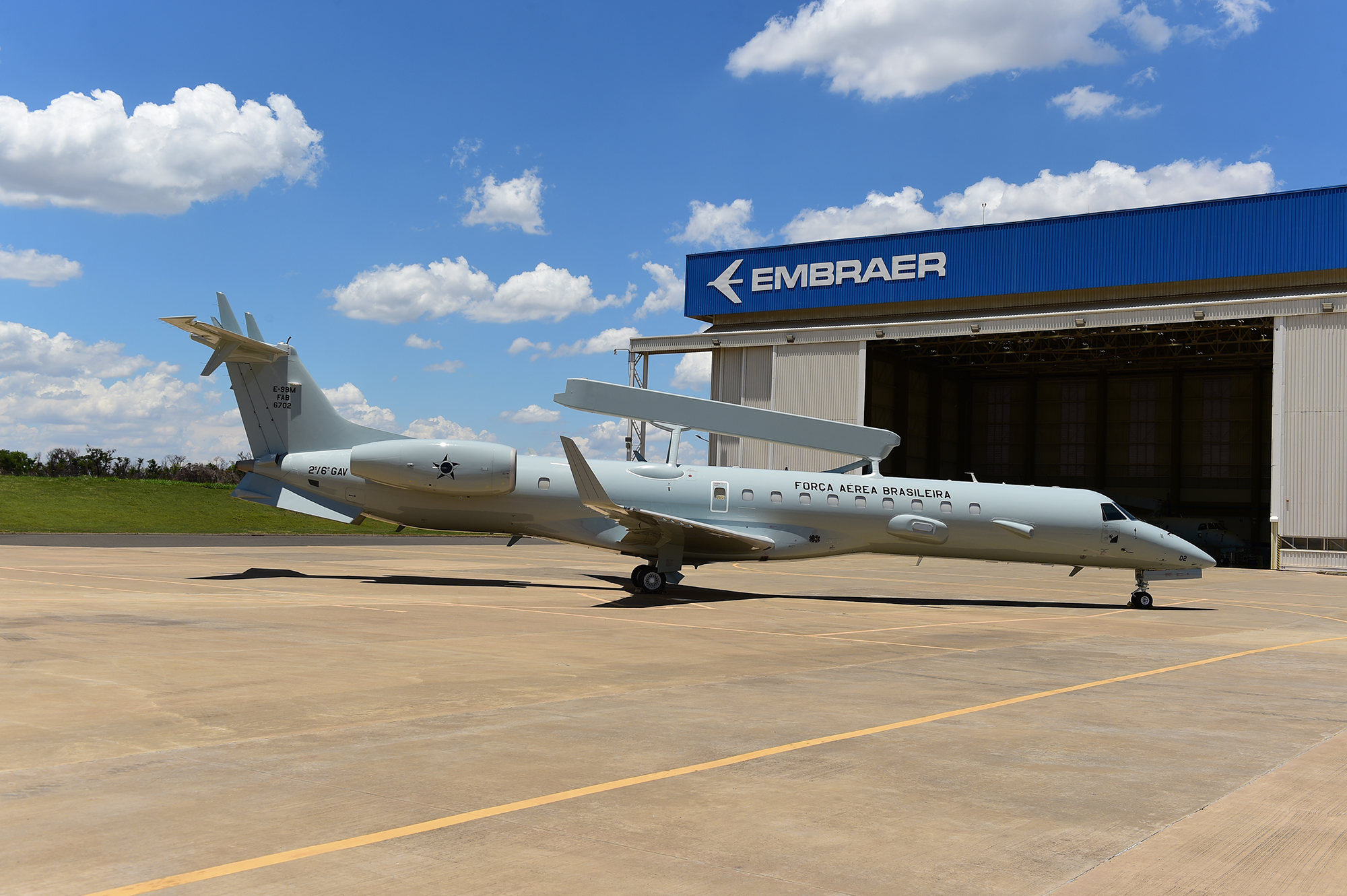 Embraer entrega jato E-99 modernizado à Força Aérea Brasileira