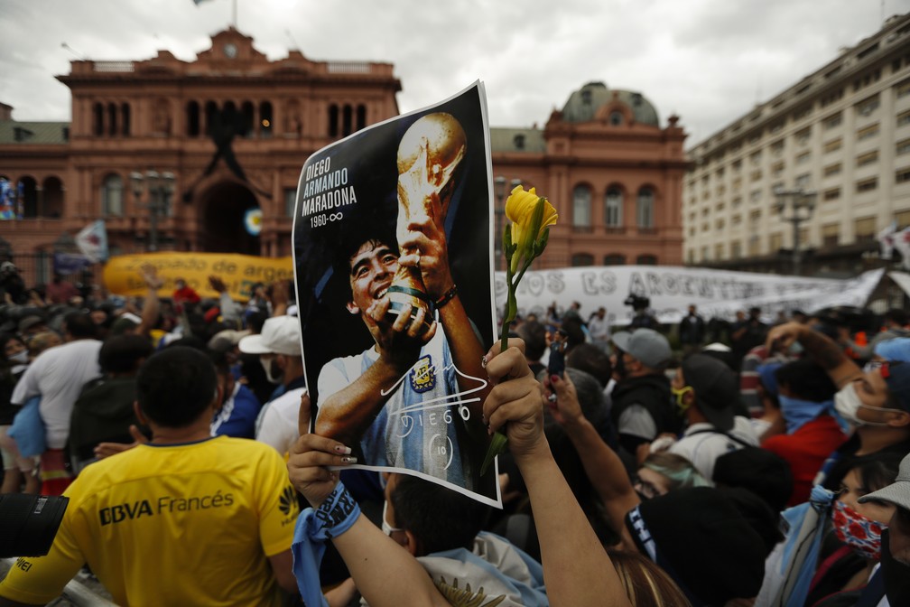 Fãs se despedem de Diego Maradona no palácio presidencial da Argentina