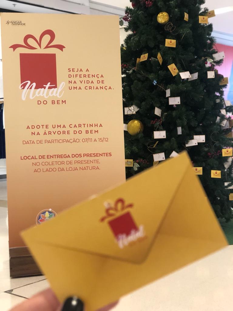 O CenterVale Shopping se uniu ao Rotary Clube e ao Instituto Regeneração Global para lançar o "Natal do Bem". Segundo o Shopping, a iniciativa tem o intuito de arrecadar brinquedos novos para crianças em situação de vulnerabilidade. As doações podem ser feitas até 15 de dezembro. Para apadrinhar uma criança, basta retirar uma cartinha em uma das árvores da campanha do "Natal do Bem", localizadas nos pisos Vale e Dutra, e comprar um presente para a criança indicada no cartão. Em seguida, o brinquedo deve ser depositado no ponto de coleta instalado ao lado da loja Natura, sem embrulho de presente e com a cartinha colada na embalagem. A expectativa é arrecadar cerca de 1,5 mil brinquedos para destinar às crianças cadastradas no banco de dados do Rotary Clube e do Instituto Regeneração Global. "Estamos apostando no nosso potencial de engajamento para envolver a sociedade nessa campanha que vai deixar o Natal de muitas famílias mais feliz. Mais do que um centro de compras, queremos inspirar novas ações sociais e criar uma rede de ajuda local", garante Magda Martins, gerente de Marketing do CenterVale Shopping. Serviço: Natal do Bem Período: até 15 de dezembro de 2020 Mecânica: Retire a cartinha em uma das árvores de natal da campanha social, compre um brinquedo e deposite no ponto de coleta ao lado da loja Natura, sem embrulho de presente e com a cartinha colada na embalagem Endereço: Av. Dep. Benedito Matarazzo, 9403 - Jardim Oswaldo Cruz - São José dos Campos/SP
