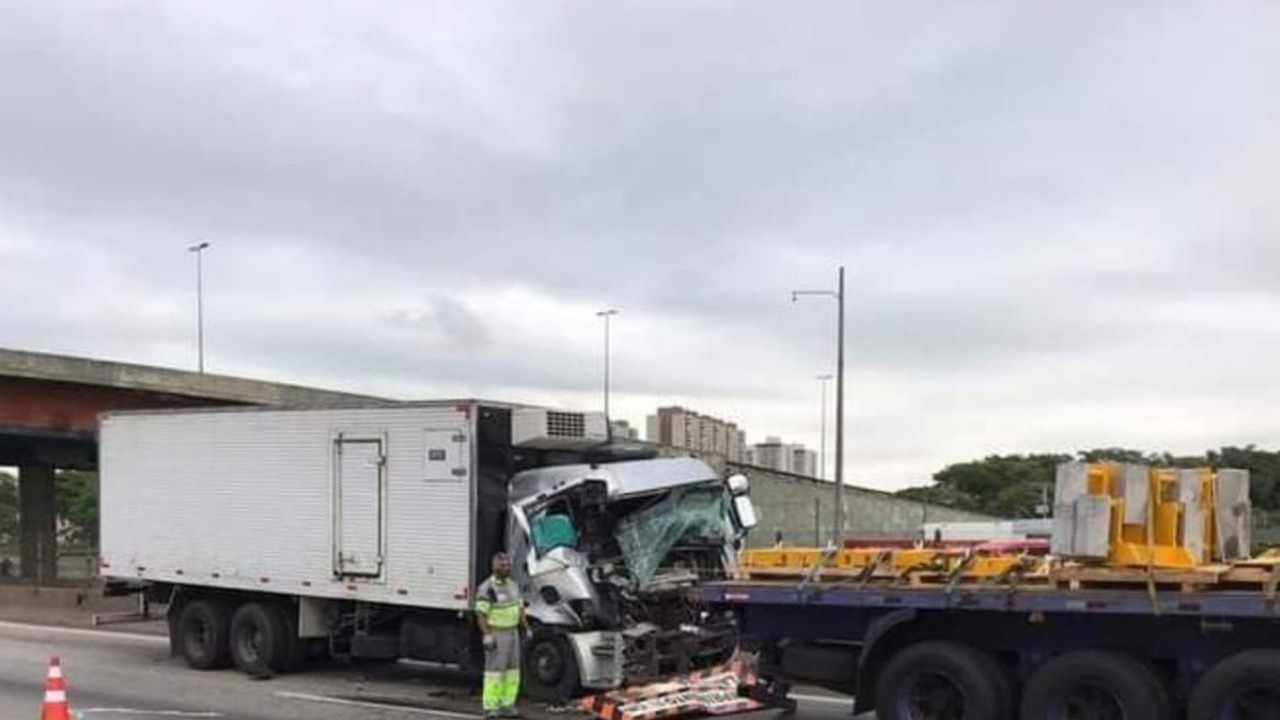 Duas pessoas ficam feridas em acidente na via Dutra em São José dos Campos