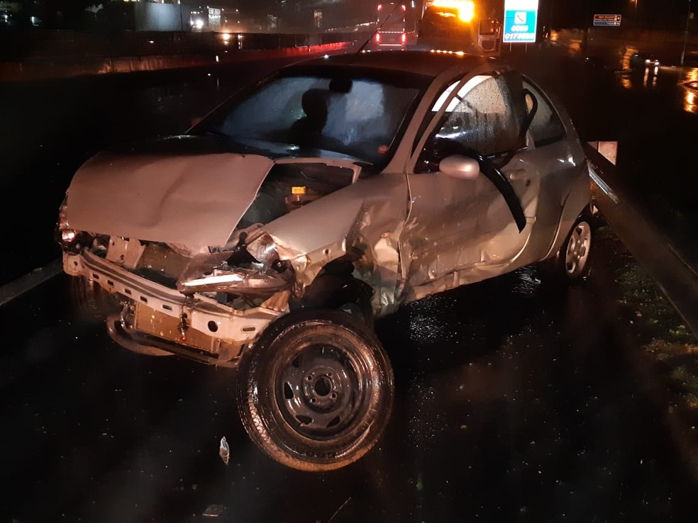 Motorista fica ferida em acidente na Dutra em Aparecida