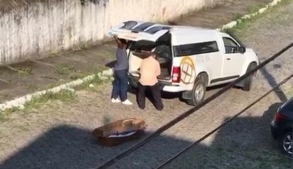 Carro funerário derruba caixão com corpo na rua